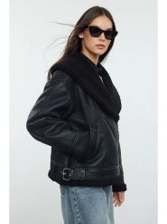 Trendyol Kurtka w kolorze czarnym ze skóry syntetycznej rozmiar: L. Czarne kurtki Trendyol, l, bez wzorów, ze skóry, bez kaptura. Za 209.33 zł.