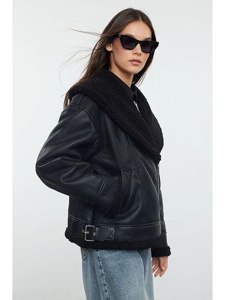 Trendyol Kurtka w kolorze czarnym ze skóry syntetycznej rozmiar: L. Czarne kurtki Trendyol, l, bez wzorów, ze skóry, bez kaptura. Za 209.33 zł.