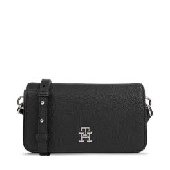Torebka Tommy Hilfiger. Czarne listonoszki Tommy Hilfiger, bez wzorów, bez dodatków. Za 389.99 zł.