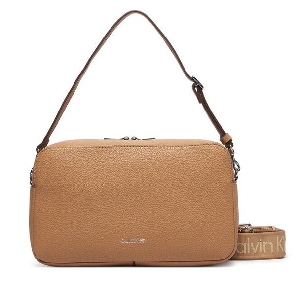 Torebka Calvin Klein. Brązowe listonoszki Calvin Klein, bez wzorów, bez dodatków. Za 489.99 zł.