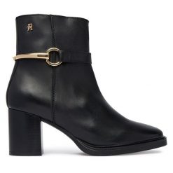 Botki Tommy Hilfiger. Czarne botki Tommy Hilfiger, bez wzorów, bez obcasa, na słupku, bez zapięcia. Za 849.99 zł.