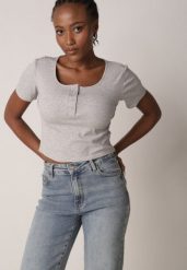 Szary Prążkowany Top Bawełniany z Guzikami przy Dekolcie Nedera. Szare topy Born2be, m, bez wzorów, z bawełny, klasyczne, bez kołnierzyka, bez ramiączek. Za 39.99 zł.
