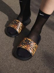 Nike Klapki "Victori one" w kolorze czarno-jasnobrązowym rozmiar: 40,5. Brązowe klapki Nike, bez wzorów, klasyczne, z otwartym noskiem, bez obcasa, bez zapięcia. Za 114.71 zł.