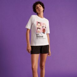 Piżama Sex Education - Kremowy. Białe piżamy Reserved, l, bez wzorów, bez kołnierzyka, bez ramiączek. Za 79.99 zł.
