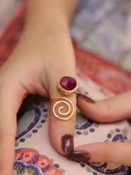 L'Atelier de Gaia Pozłacany pierścionek z agatem rozmiar: onesize. Różowe pierścionki L'Atelier de Gaia, z agatem, pozłacane. Za 83.81 zł.