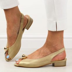 Złote satynowe sandały damskie na obcasie T.Sokolski L26-136s. Żółte sandały Sokolski, bez wzorów, z satyny, eleganckie, bez obcasa, na obcasie, bez zapięcia. Za 179.00 zł.