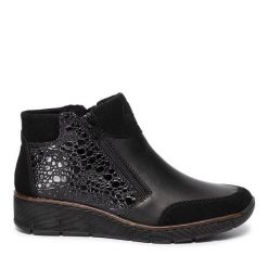 Botki Rieker. Czarne botki Rieker, bez wzorów, bez obcasa, na płaskiej podeszwie, bez zapięcia. Za 219.99 zł.