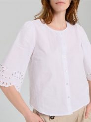 Koszulowa bluzka z ażurowym wykończeniem rękawa - biały. Białe bluzki Sinsay, l, w ażurowe wzory, bez kołnierzyka, bez ramiączek. Za 49.99 zł.