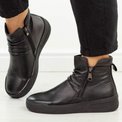 Czarne skórzane botki damskie T.Sokolski 178. Czarne botki Sokolski, bez wzorów, z dzianiny, eleganckie, z okrągłym noskiem, bez obcasa, na platformie, bez zapięcia. Za 399.00 zł.