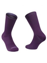 Skarpety rowerowe NORTHWAVE Switch Sock. Fioletowe skarpetki Northwave, w ażurowe wzory, z dzianiny. Za 49.99 zł.