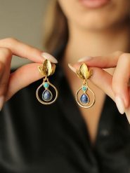 Pierres de Jade Pozłacane kolczyki-wkrętki z turkusem i labradorytem rozmiar: onesize. Niebieskie kolczyki Pierres de Jade, z labradorytem, pozłacane. Za 83.22 zł.