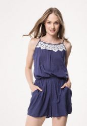 Granatowy Kombinezon Enchanted. Niebieskie kombinezony Born2be, na co dzień, z aplikacjami, z koronki, boho, bez kołnierzyka, bez ramiączek, mini, proste. Za 69.99 zł.