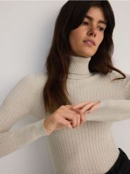 Błyszczący golf - piaskowy. Swetry Reserved, l, bez wzorów, z dzianiny, bez ramiączek. W wyprzedaży za 49.99 zł.