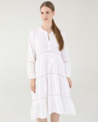 Muślinowa sukienka z haftowanym zdobieniem. Białe sukienki Unisono, s, z aplikacjami, z bawełny, bez kołnierzyka, bez ramiączek. Za 269.00 zł.
