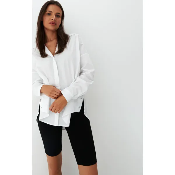 Koszula oversize - Biały. Białe koszule Mohito, bez wzorów, bez kołnierzyka, bez ramiączek. W wyprzedaży za 69.99 zł.