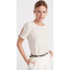 Bluzka z dekoracyjnymi guzikami - Biały. Białe bluzki Reserved, bez wzorów, bez kołnierzyka, bez ramiączek. W wyprzedaży za 39.99 zł.