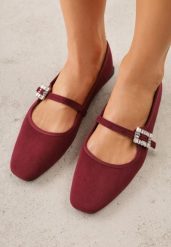 Bordowe Balerinki z Imitacji Zamszu z Paskiem z Biżuteryjną Klamerką Elintora. Czerwone baleriny Born2be, bez wzorów, z jeansu, biznesowe, bez obcasa, bez zapięcia. Za 69.99 zł.