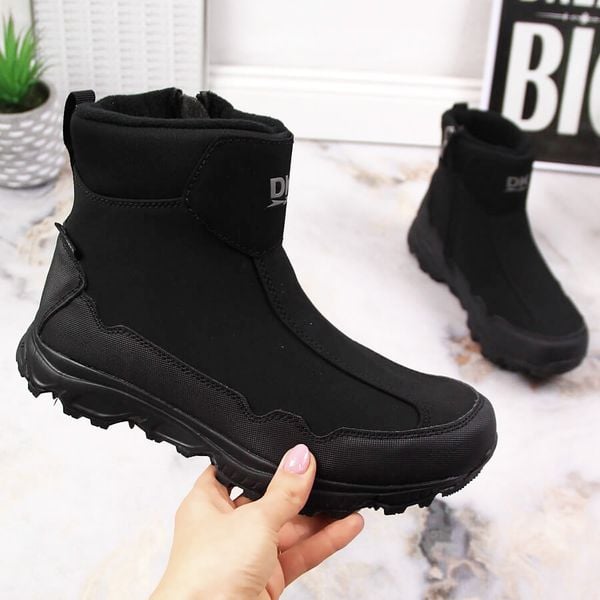 Wodoodporne śniegowce młodzieżowe ocieplane trekkingowe czarne DK 2462. Czarna śniegowce DK, bez wzorów, ze skóry ekologicznej, bez zapięcia. Za 159.99 zł.