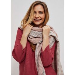 Szal w drobną kratę z ozdobną nitką. Szare szaliki i kominy MOODO, bez wzorów. W wyprzedaży za 49.99 zł.