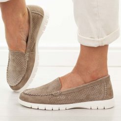 Beżowe ażurowe skórzane mokasyny damskie Vinceza 95360. Brązowe mokasyny VINCEZA, z aplikacjami, z jeansu, z okrągłym noskiem. Za 199.00 zł.