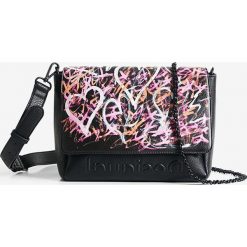 Desigual torebka kolor czarny. Czarne listonoszki Desigual, bez wzorów, bez dodatków. W wyprzedaży za 224.99 zł.