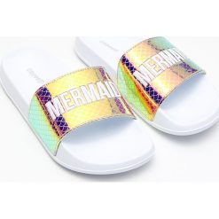 Klapki z efektem holo - Różowy. Klapki marki Cropp. Za 49.99 zł.