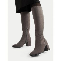 Kozaki JENNY. Brązowe kozaki Jenny, bez wzorów, bez obcasa, na słupku, bez zapięcia. Za 199.99 zł.