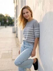 Sweter z krótkim rękawem w paski - szary. Szare swetry Sinsay, l, bez wzorów, bez ramiączek. W wyprzedaży za 24.99 zł.