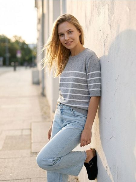 Sweter z krótkim rękawem w paski - szary. Szare swetry Sinsay, l, bez wzorów, bez ramiączek. W wyprzedaży za 24.99 zł.