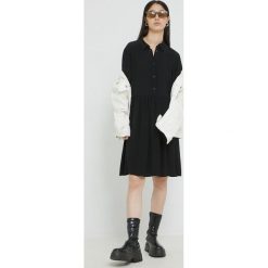 Vila sukienka kolor czarny mini rozkloszowana. Czarne sukienki Vila, bez wzorów, z tkaniny, bez kołnierzyka, bez ramiączek, maxi, rozkloszowane. Za 209.99 zł.