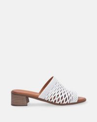 KLAPKI Z AŻUROWĄ CHOLEWKĄ VE-054 WHITE. Białe klapki Venezia, w ażurowe wzory, ze skóry, bez obcasa, bez zapięcia. Za 329.00 zł.