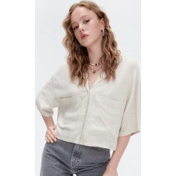 Jasna koszula oversize - Beżowy. Brązowe koszule Cropp, l, bez wzorów, bez kołnierzyka, bez ramiączek. W wyprzedaży za 59.99 zł.