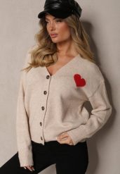 Beżowy Rozpinany Kardigan Ozdobiony Sercem Miathia. Brązowe swetry Renee, bez wzorów, z jeansu, eleganckie, bez ramiączek. W wyprzedaży za 119.99 zł.