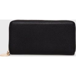 Sisley portfel damski kolor czarny. Czarne portfele Sisley, bez wzorów, z materiału. Za 139.99 zł.
