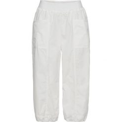 Dżinsy Baggy z ozdobnymi szwami bonprix biały. Jeansy marki bonprix. Za 89.99 zł.