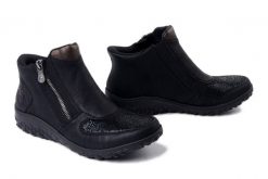 RIEKER 59558-00 black, botki damskie. Czarne botki Rieker, bez wzorów, bez obcasa, bez zapięcia. Za 303.92 zł.