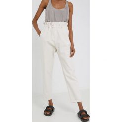 Answear Lab jeansy damskie high waist. Białe jeansy Answear Lab, l, bez wzorów, z jeansu, z podwyższonym stanem. Za 169.99 zł.