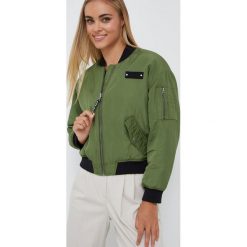 Pepe Jeans kurtka bomber damski kolor zielony przejściowa. Zielone kurtki Pepe Jeans, s, bez wzorów, z jeansu, bez kaptura. W wyprzedaży za 479.99 zł.