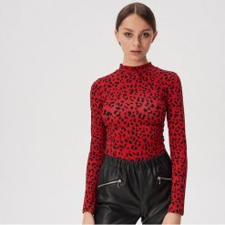 Bluzka ze zwierzęcym wzorem - Czerwony. Czerwone bluzki Sinsay, m, bez wzorów, bez kołnierzyka, bez ramiączek. Za 24.99 zł.
