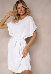 Biała Pudełkowa Sukienka Wiązana w Talii Junolia. Białe sukienki Renee, na co dzień, m, bez wzorów, eleganckie, bez kołnierzyka, bez ramiączek, midi, kopertowe. W wyprzedaży za 55.99 zł.