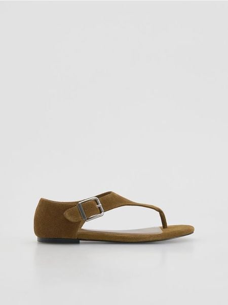 Zamszowe sandały - ciemnobrązowy. Brązowe sandały Reserved, bez wzorów, z zamszu, bez obcasa, bez zapięcia. Za 149.99 zł.