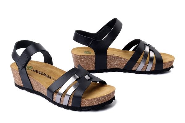 DR. BRINKMANN 710262-01 schwarz, sandały damskie. Czarne sandały Dr. Brinkmann, bez wzorów, ze skóry, bez obcasa, na koturnie, bez zapięcia. Za 309.90 zł.
