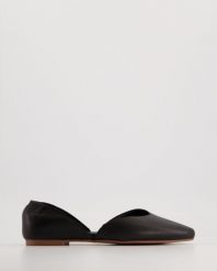 SKÓRZANE BALERINY 22247 BLACK. Czarne baleriny Venezia, bez wzorów, ze skóry, bez obcasa, bez zapięcia. Za 169.00 zł.