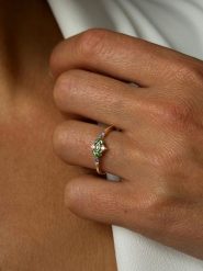 Les Petites Précieuses Pozłacany pierścionek z kamieniami szlachetnymi rozmiar: 58. Zielone pierścionki Les Petites Précieuses, z cyrkonią, pozłacane. Za 76.45 zł.