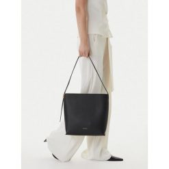 Torebka Coccinelle. Czarne torebki klasyczne Coccinelle, bez wzorów, klasyczne, bez dodatków. Za 1,299.00 zł.