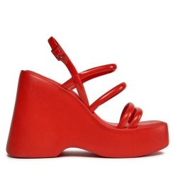 Sandały Melissa. Czerwone sandały Melissa, bez wzorów, bez obcasa, na koturnie, bez zapięcia. Za 599.99 zł.