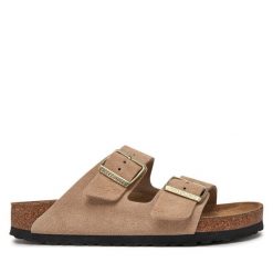 Klapki Birkenstock. Brązowe klapki Birkenstock, bez wzorów, z zamszu, bez obcasa, bez zapięcia. Za 539.99 zł.