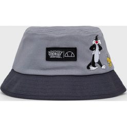 Ellesse kapelusz bawełniany x Looney Tunes bawełniany. Niebieskie kapelusze Ellesse, bez wzorów, z bawełny. W wyprzedaży za 139.99 zł.