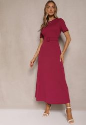 Ciemnoróżowa Sukienka o Rozkloszowanym Kroju z Ozdobnym Paskiem Desiliena. Czerwone sukienki Renee, na spotkanie biznesowe, m, bez wzorów, z denimu, eleganckie, bez kołnierzyka, bez ramiączek, maxi, kopertowe. W wyprzedaży za 99.99 zł.