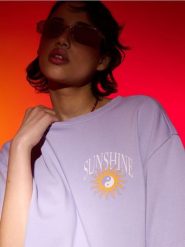 Bluza z krótkim rękawem i nadrukiem na plecach - fioletowy. Fioletowe bluzy bez kaptura Sinsay, l, bez wzorów, bez kaptura. Za 39.99 zł.